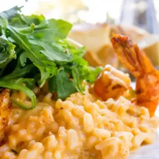 Risotto z krewetkami z sałatką z rukoli i granatu 