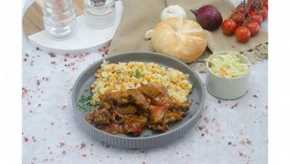 Ficatei de pasare cu sos de ceapa,cus cus cu legume,salata de varza alba,chifla