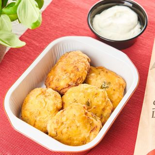 Chiftelute de dovlecei cu sos de iaurt cu usturoi “Chicane”