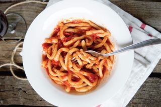 Pici, salsa di pomodoro, crema pacossata all'aglione della Valdichiana e nota piccante