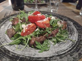 Tagliata di manzo con rucola, pomodorini e grana