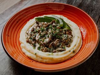 Stroganow z argentyńskiej wołowiny z purée ziemniaczanym.