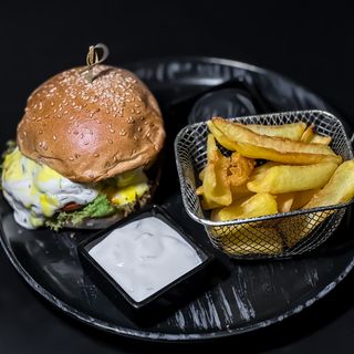 Бургер "Ситий Джо" з картопляними діпами, та соусом (330/100/40г)