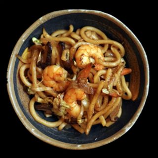 33. Yaki Udon Con Gambas (Ración)