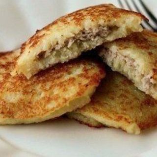 Draniki with meat and sour cream 