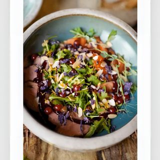 Salată cu sos de rață și merișoare