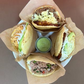 Arepa De Jamón Y Queso Blanco