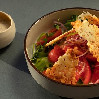 კიტრის და პომიდვრის სალათი თხილის პასტით და სულგუნის ჩიფსით