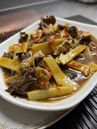 Filet De Bœuf Aux Pousses De Bambon Et Morilles