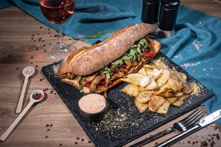 Pork în pită cu cartofi alandala si sos rosa