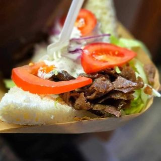 Kebab w bulce z frytkami i surowkami XL