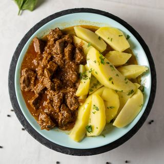 Tocăniţă din muşchi de vită cu cartofi natur