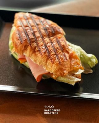 Croissant cu Șuncă si Chedar