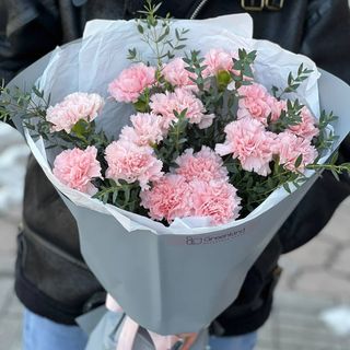 Букет из розовых гвоздик и эвкалипта