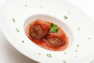 Albóndigas de carne de cerdo y vacuno con salsa Boloñesa