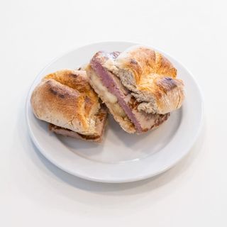 Prego em Pâo XL com Queijo da Serra