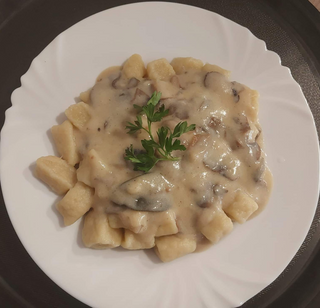 Kopytka ziemniaczane w sosie pieczarkowym surówka