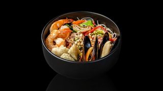 Салат з холодною рисовою локшиною та морепродуктами