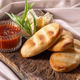 მჭადი იმერული ყველით და საწებლით