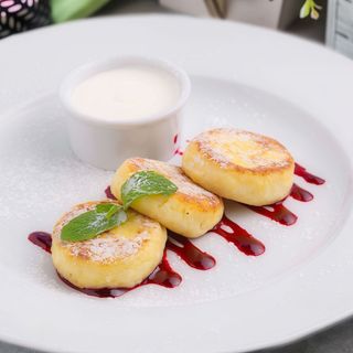 Сирники зі сметаною та ягідним джемом (150/30г)