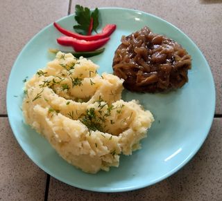 Stek z cebulką, ziemniaki, surówka