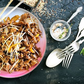 Wieprzowina orientalna ze świeżymi warzywami