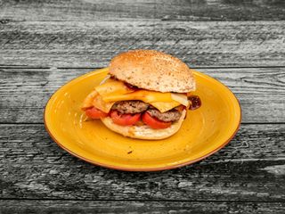 Menù XL con provola affumicata, lattuga, cipolla saltata e barbecue