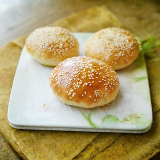 Sesame burger buns