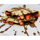 Crepe De Fresas Con Chocolate Caliente