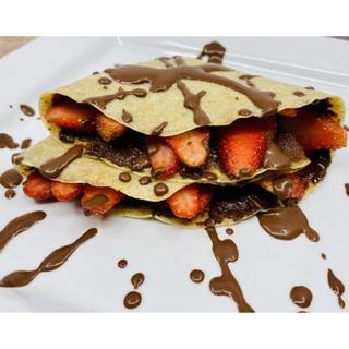 Crepe De Fresas Con Chocolate Caliente