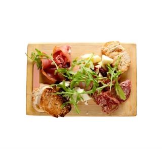 Плато за двама със селектирани италиански колбаси и сирена