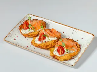 Лосось слабосолений з картопляними дерунами (350g)