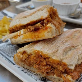 Bocadillo De Carne Mechada