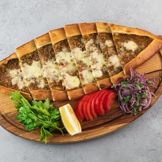 Пиде с фаршем и сыром