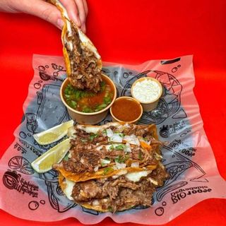 Tacos de Birria con Queso Fundido