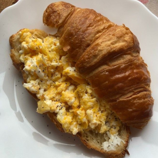 Croissant de tortilla francesa con tomate 