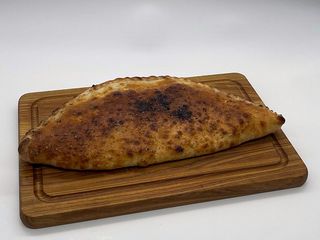 Кальцоне з копченим баликом та томатами