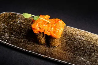 66. Gunkan spicy salmone