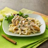 Феттучини альфредо с куриным филе и шампиньонами