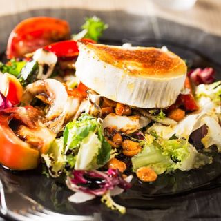 Ensalada de mesclum y queso de cabra a la plancha