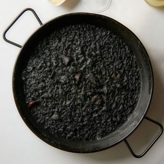 Arroz negro con chipirón de playa y alioli para 2 personas