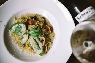 Спагеті з мідіями у вершково-винному соусі (280г)