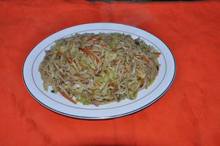 67. Пържени спагети с яйца и зеленчуци (600г)