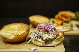 Gorgonzola Burger ( cartofi + sos)