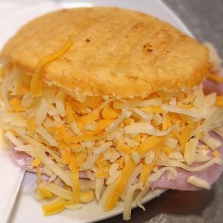 Combo arepa con patatas criollo