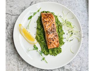 Лосось на грилі з шпинатним соусом (310г)