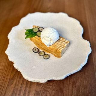 Медовик з ванільним морозивом (180г)