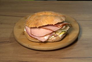 Sendvič sa pečenicom i kulenom