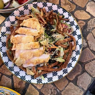 Salata sa piletinom i kikirikijem