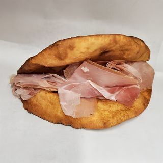 Piadina fritta crudo, squacquerone e rucola